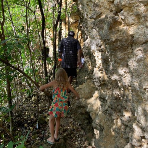 En allant à la Grotte de la plage de la Caravelle