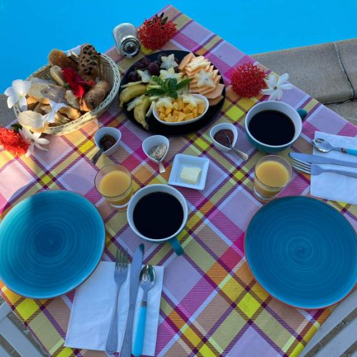 Le petit-déjeuner est servi près de la piscine