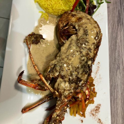 Les repas sont élaborés à base de crustacés (langouste rôtie)